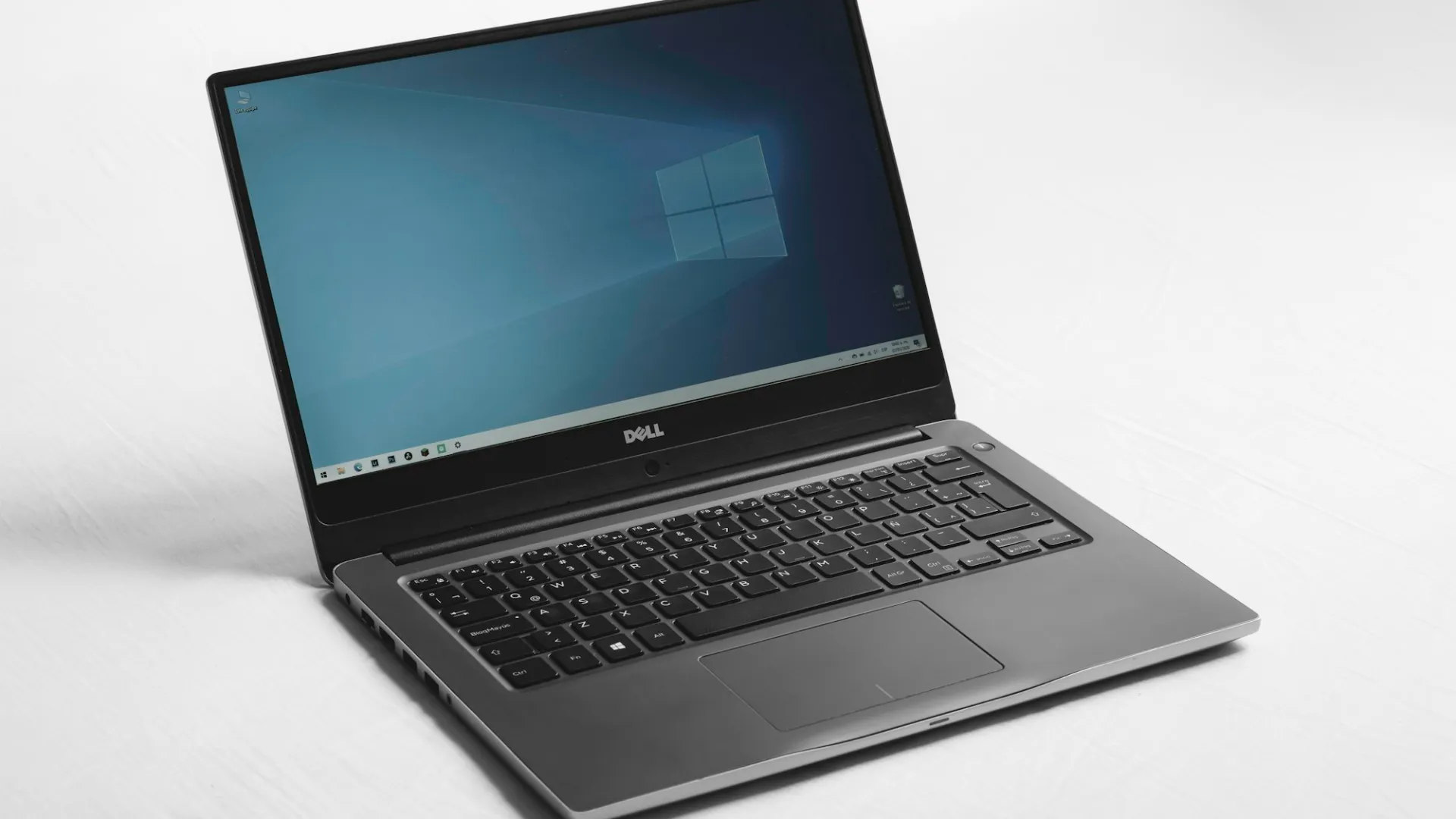 Laptop mit blauem Desktop